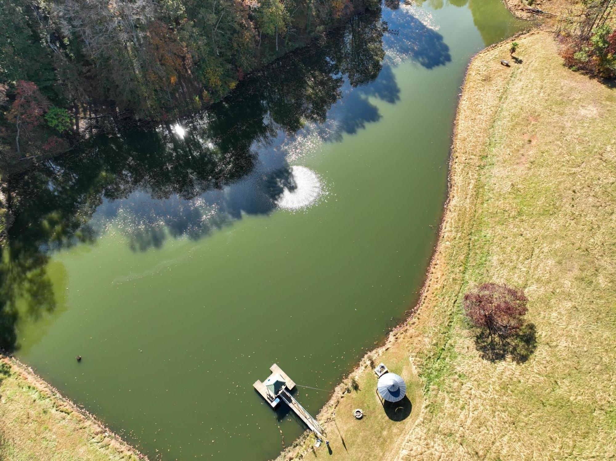 Southern Home And Fishing Lake. Gainesville Bagian luar foto