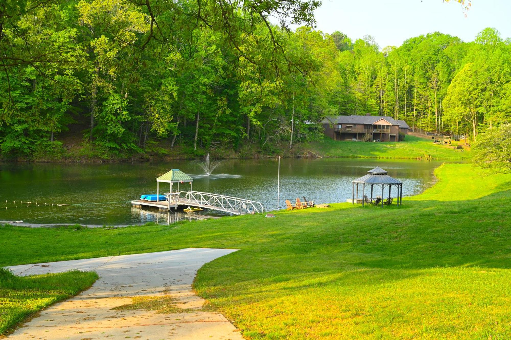 Southern Home And Fishing Lake. Gainesville Bagian luar foto